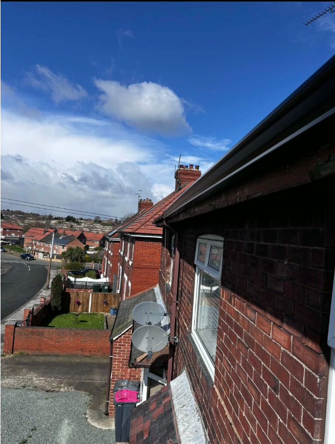 Seamless aluminium gutter roofline installation